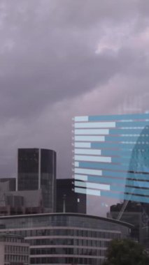 Bulutlu gökyüzünün hızlandırılmış zamanına karşı modern şehir üzerinde birden fazla grafik animasyonu. Dijital bileşik, çoklu pozlama, rapor, iş yeri, binalar, soyut ve mimari kavram.