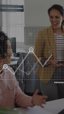 Ofiste tartışan iki farklı kadın üzerinde istatistiksel veri işleme arayüzünün animasyonu. Bilgisayar arayüzü ve iş veri teknolojisi kavramı