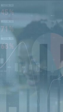 Ofiste çalışan iş adamları üzerinde finansal veri işleme animasyonu. Küresel hesaplama, finans, iş ve veri işleme kavramı dijital olarak oluşturulmuş video.