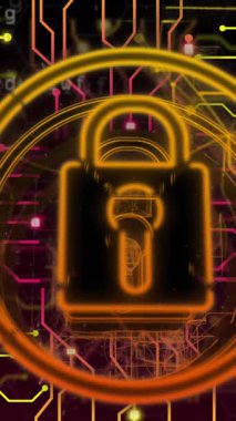 Çemberlerdeki asma kilidin ve siyah arkaplanda devre kartı deseninin animasyonu. Dijital olarak üretilmiş, hologram, illüstrasyon, aydınlatma, koruma, güvenlik, şekil ve teknoloji konsepti.