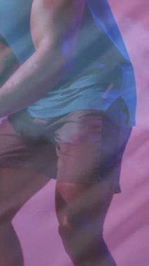 Afro-Amerikan erkek tenis oyuncusu yerine Fransa bayrağının animasyonu. Spor, rekabet ve aktif yaşam tarzı konsepti dijital olarak oluşturulmuş video.