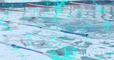 Spor eğitiminde erkek yüzücü, nefes alırken ve şerit işaretlerini geçerken duvardan itiyor. Atletizm, su sporu, dayanıklılık, hareket, aerodinamik, açık hava, hassasiyet