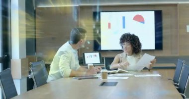 İş sunucusu kadın jest çizelgeleri hazırlıyor ve takım analizi için bar turtası grafikleri çiziyor. Şirket, işbirliği, sunum, analiz, bilgi, modern, profesyonel