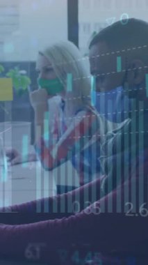 Ofiste maske takan çeşitli iş adamları üzerinde veri işleme animasyonu. Küresel iş ve dijital arayüz kavramı dijital olarak oluşturulmuş video.