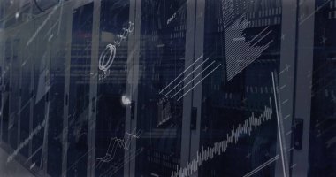 Cam dolaplar sunucu bıçaklarını gösteriyor ve veri merkezindeki grafikleri anahtarlarla örtüyor. Teknoloji, siber güvenlik, altyapı, yenilik, analitik, dijital, ağ