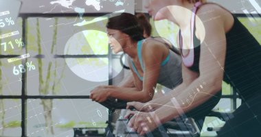 Bisiklet kursuna katılanlar spor kıyafetleri pedal çevirerek stüdyoda, dijital kaplamalı. Fitness, grup eğitimi, dayanıklılık, sağlık, motivasyon, kardiyo, çalışma alanı