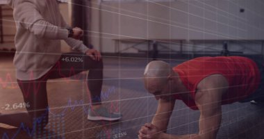 Spor salonunda diz çökmüş antrenörle lastik paspasın üzerinde, finansal tabloları gösteriyor. Spor, güç, eğitim, motivasyon, profesyonel, atletik, sağlık