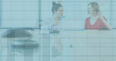 Meslektaşlar, konferans odasında cam kaplamalı masadaki verileri incelerken mali tabloları tartışıyorlar. İş, işbirliği, yenilik, modern, analitik, çalışma alanı, takım çalışması