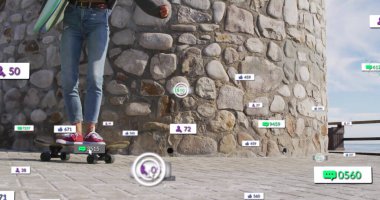 Sahil yolunda sörf tahtası ve sosyal medya ikonları tutan dengeli bir kaykaycı. Açık hava, boş zaman, modern, canlı, yaşam tarzı, macera, şehir