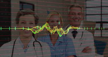 Beyaz önlüklü, önlüklü, steteskoplu, EKG dalgalı gülümseyen profesyoneller. Sağlık, takım çalışması, tıbbi personel, teşhis, hastane, profesyonel, modern