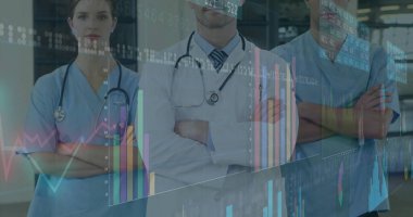 Hastane koridorunda steteskoplar ve dijital çizelgelerle kollarını birleştiren sağlık ekibi. Tıbbi, takım çalışması, sağlık hizmeti, modern, klinik, profesyonellik, teşhis