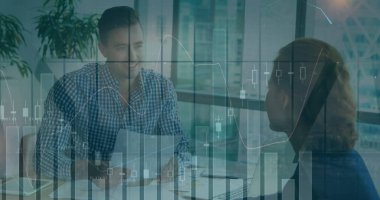 Spor ceketli meslektaşlar konferans odasında grafikleri üst üste koyarak baskı tablosunu gösteriyorlar. Şirket, takım çalışması, iş, strateji, profesyonel, analitik, modern