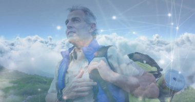 Sırt çantasına sarılan erkek yürüyüşçü bulut katmanının üstündeki dağ sırtında ağ kaplamalı. Macera, keşif, engebeli, ilham, vahşi doğa, açık hava, teknoloji