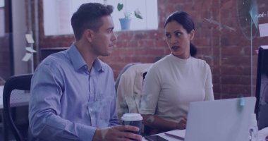 İş arkadaşları iş kıyafetleri içinde dizüstü bilgisayarda yazarlar ve kahve fincanı ile çatı katında gözlem yaparlar. Profesyonel, takım çalışması, işbirliği, kentsel, modern, üretkenlik, yaratıcı