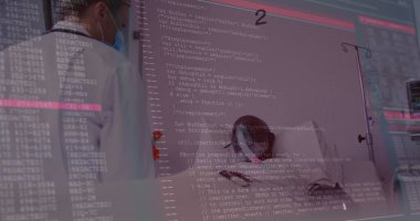 Önlüklü hasta hastane odasında serum serumu alıyor. Doktorla birlikte. Şifre örtüşüyor. Tıbbi, sağlık, teknoloji, klinik, tanı, profesyonel, modern