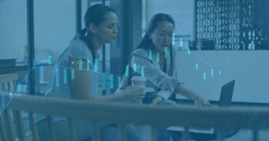 Kahve tutuyor, iş arkadaşları lobide dizüstü bilgisayarı işaret ediyor iş kıyafeti giyiyor, mali tabloları var. İşbirliği, profesyonellik, modern, çalışma alanı, tartışma, veri, ağ