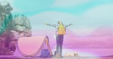 Kadın kollarını açıyor, başını uçurum platformuna eğiyor, kubbe çadırıyla, sırt çantasıyla ve köpeğiyle. Macera, keşif, özgürlük, vahşi doğa, yürüyüş, manzara, açık hava