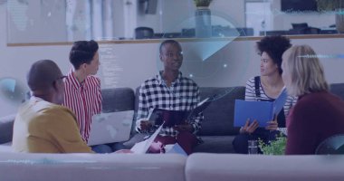 Meslektaşlarını ekose gömlekli, mavi kaplamalı klasörlü salonda tartışıyorlar. İşbirliği, takım çalışması, modern, iş dünyası, yenilik, beyin fırtınası, şirket