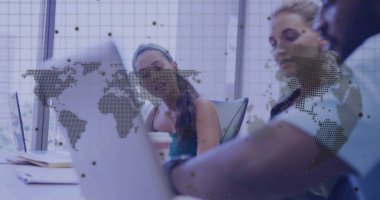 Ofiste dizüstü bilgisayarlı kahve fincanı defterleriyle projeyi tartışan iş profesyonellerini inceliyorum. Şirket, takım çalışması, modern, işbirliği, çalışma alanı, yenilik, başarı