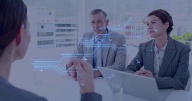 Modern konferans odasında sanal arayüzü inceleyen iş adamları, dizüstü bilgisayarla. Gelecek, işbirliği, teknoloji, yenilik, kurumsal, kentsel, sofistike