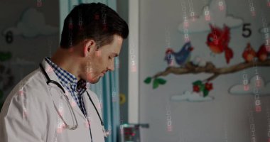 Pediatri odasında beyaz laboratuvar önlüğü ve steteskop giyen doktor, deniz mavisi mahremiyet perdesi. Tıbbi uzman, sağlık hizmetleri, pediatri kliniği, çocuk dostu, klinik çevre, bakıcı, sağlık kontrolü