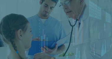 Klinikteki muayene masasında steteskop ve not panosuyla oturan çocuğu inceliyorum. Pediyatrik, sağlık, medikal, dijital, tanı, profesyonel, klinik