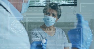 Muayene odasında kürsüde oturan hasta cerrahi maske, bez, eldiven ve dijital kaplamalarla. Tıbbi, sağlık, tanı, klinik, profesyonel, teknolojik, temiz