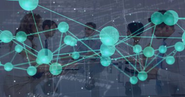 İş ekibi konferans odasında dizüstü bilgisayarlar ve tablet bilgisayarlarla ağ verilerini analiz ediyor. Şirket, takım çalışması, dijital, yenilik, işbirliği, modern, sunum