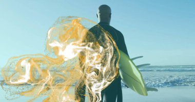 Siyah dalgıç kıyafetli, elinde sarı sörf tahtasıyla okyanus kıyısında altın rengi dijital girdaplarla ayakta duran bir sörfçü. Macera, keşif, atletik, dinamik, sahil, sükunet, yenilikçi