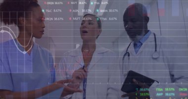 Hastane koridorunda tablet ve kalemle çizimleri analiz eden önlük ve palto giymiş üç tıbbi personel. Sağlık, takım çalışması, veri, analitik, teknoloji, profesyonellik, yenilik