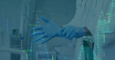 Doktor, hastane odasında mavi nitril eldivenler giyiyor. Yatak, monitör, el arabası ve veri örtüleri var. Sağlık, profesyonellik, teknoloji, tıbbi, tanı, klinik, yenilik