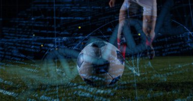 Beyaz şortlu bir oyuncu, kırmızı çoraplı bir oyuncu sahne ışıklarının altında futbol topuna vuruyor, kod kaplamalı. Spor, teknoloji, yenilik, gerçekçilik, dijital, atletik, rekabetçi