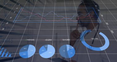 Steteskoplu beyaz önlüklü doktor klinikte tabletli veri hologramları üzerinde çalışıyor. Tıbbi, yenilik, teknoloji, analiz, sağlık, fütüristik, profesyonel