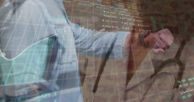 Uyanık bakışlar, kot gömlek giyen klinisyenler ve finansal çizelgelerle klinikte steteskop kontrol ediliyor. Tıbbi, teknoloji, profesyonel, analitik, kurumsal, modern, sağlık teknolojisi