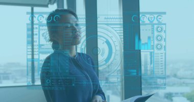 Yüksek makamlarda HUD grafikleri olan blazer ceket giyen Asyalı bir iş kadını. Gelecekçi, kurumsal, teknoloji, yenilik, zarafet, veri görselleştirme, profesyonel