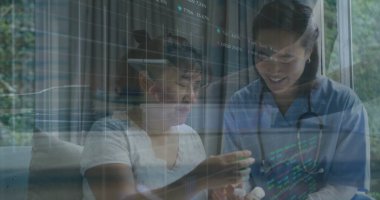 Oturma odasında hastayla oturan önlüklü hemşireye steteskop ve stres topu taşıyorum. Tıbbi uzman, kıdemli bakım, sağlık hizmetleri, destekleyici, ev ortamı, şefkatli, modern tasarım