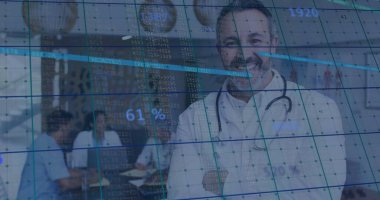 Beyaz önlüklü doktor, konferans odasında verileri inceleyen steteskop, kopya odası. Tıbbi, işbirliği, profesyonel, araştırma, dijital, yenilik, takım çalışması