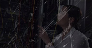 BT teknisyeni sunucu odasında sunucu raflarını inceliyor, yama kabloları, dijital grafikler, kopyalama alanı var. Teknoloji, veri merkezi, ağ oluşturma, siber güvenlik, dijital, altyapı, profesyonel