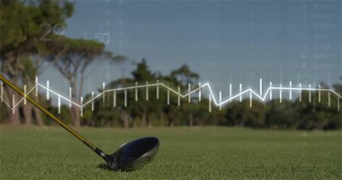 Siyah golf sürücüsünün kafası çimlere yaslanmış, dijital çizgi grafiği ile örtülmüş. Spor ekipmanları, performans analizleri, modern tasarım, açık hava eğlencesi, veri görselleştirme, hassasiyet, teknoloji