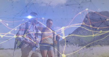 Yürüyüşçüler sırt çantaları, botlar, yürüyüş direği, su şişesi ve çimenli düz veri örtüsüyle yürüyorlar. Macera, keşif, bağlantı, açık hava, canlı, takım çalışması, keşif