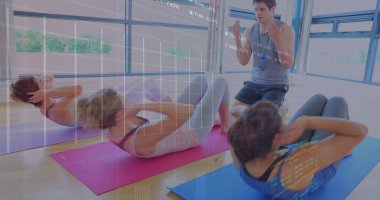 Önde gelen antrenör, ayna ve kronometreyle iki kadının minderlere tırmanmasına rehberlik ediyor. Fitness, wellness, motivasyon, power, determination, Health, activewear