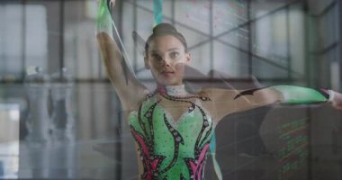 Jimnastikçi kurdele kaldırma çubuğu ve süpürme döngüleri canlandırılmış fitness veri tablolarını ortaya çıkarırken. Atletik, performans, zarafet, hareket, modern, görselleştirme, disiplin