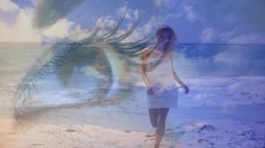 Plaj boyunca yürüyen, göz kaplaması ile modayı aydınlatan kadın modelin solgunlaşması. Sahil, kıyı şeridi, dinginlik, rahatlık, zarafet, güneşlilik, manzara