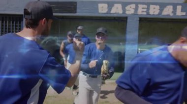 Oyuncular, sporda dönen grafiklerle koşan eldivenli yumruklarla koça yaklaşıyorlar. Atletizm, takım çalışması, rekabetçi, hareket, açık hava, gayret, eğitim