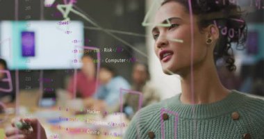 Sunucu neon işaretleyiciyi seçiyor ve güvenlik camında nabız kodlu şema çiziyor. İşbirliği, yenilik, dijital, geleceksel, beyin fırtınası, iletişim, problem çözme