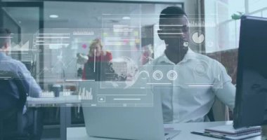 Bilgisayara dokunan ve veri grafiklerini gösteren bilişim işçisi akıllı telefon görüşmeleri yaparak ölçümleri gözden geçiriyor. İşbirliği, teknoloji, veri, yenilik, üretkenlik, dijital, modern