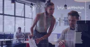 Kadın analist yerleştirme çizelgesi ve aynı zamanda danışman için 2011 segmentinin altını çizerek başlatılıyor. İşbirliği, takım çalışması, veri görselleştirme, analitik, profesyonel, modern, iş