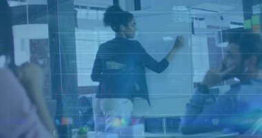 Sunucu işaretleyici seçiyor, bütçe çizelgesinin yükselmesini çiziyor, takımın odaklanmasına rehberlik ediyor. Profesyonel, takım çalışması, işbirliği, iş, analitik, büyüme, sunum