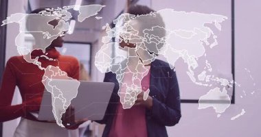 İki iş arkadaşı iş ofisindeki laptopları kahve ve büyüyen altıgen haritayla izliyorlar. İşbirliği, takım çalışması, teknoloji, modernlik, profesyonellik, yenilik, iletişim