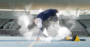 Genç bir erkek, yarış pistine giriyor. Sarı bloklara patenleri yerleştiriyor. Dijital ışıklarla koşuyor. Atletizm, atletizm, fütürizm, yenilik, kararlılık, hız, enerji